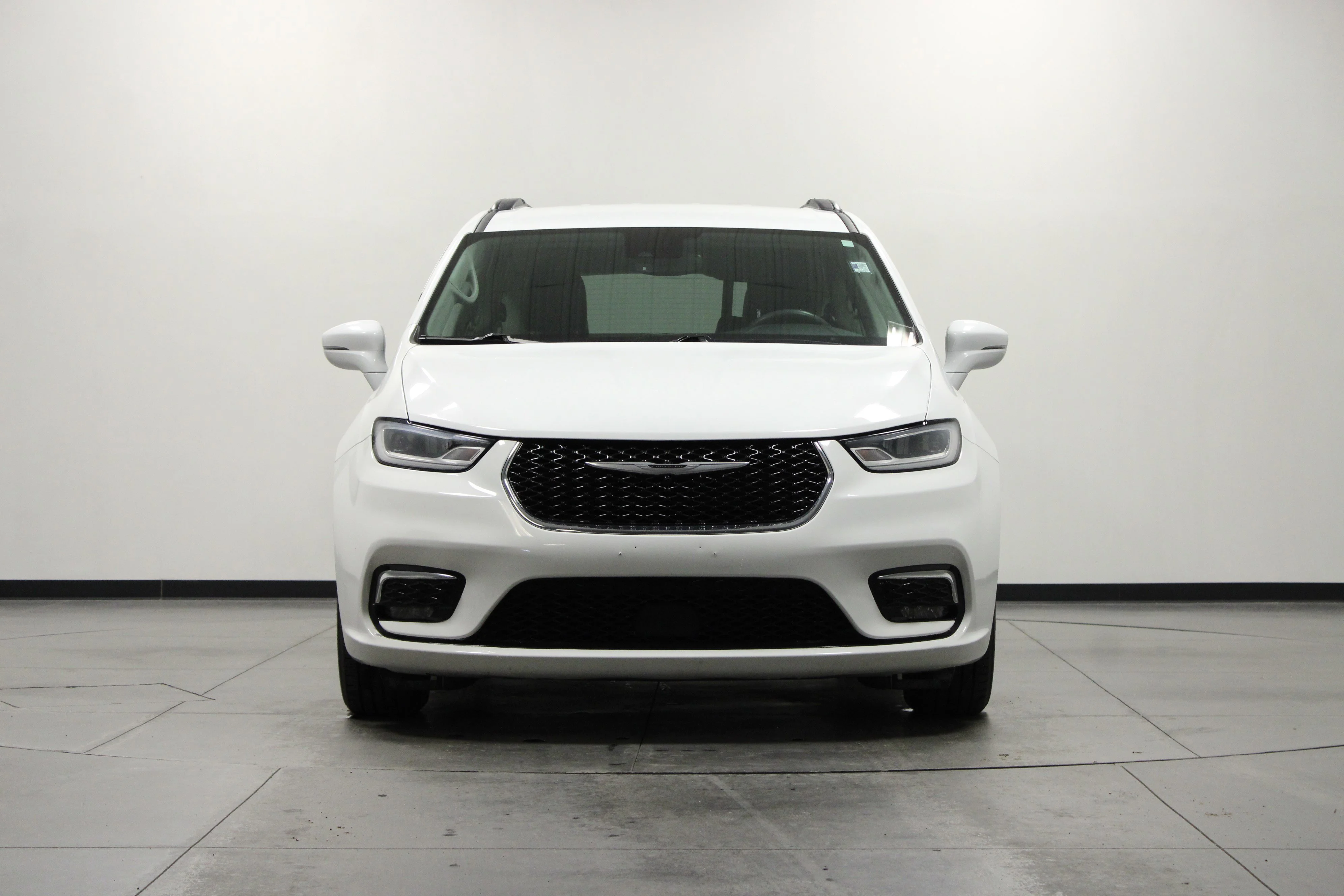 Used 2022 Bright White Clearcoat Chrysler Touring L image 9