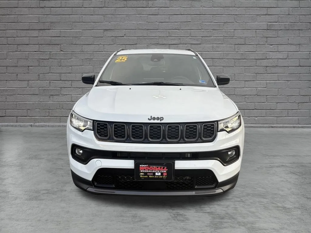 Used 2025 White Jeep Latitude image 1