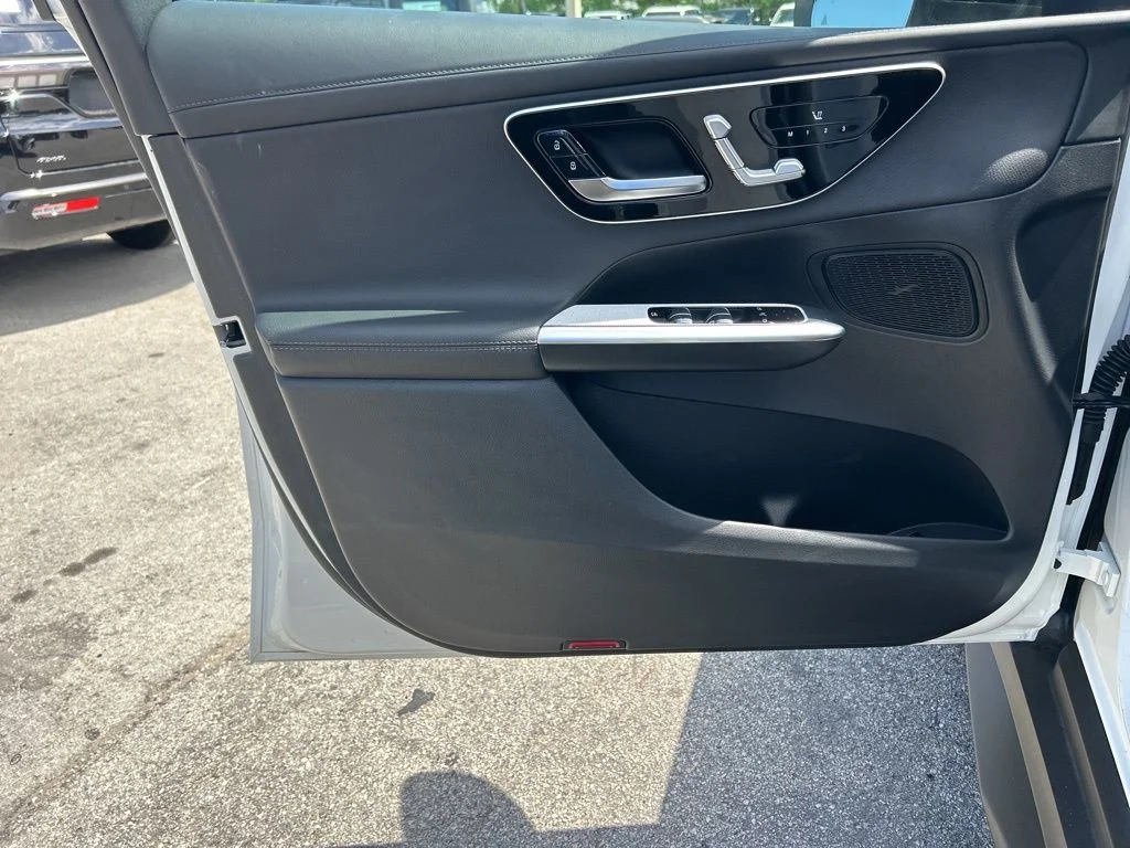 Used 2025  Mercedes-Benz GLC 300 image 29