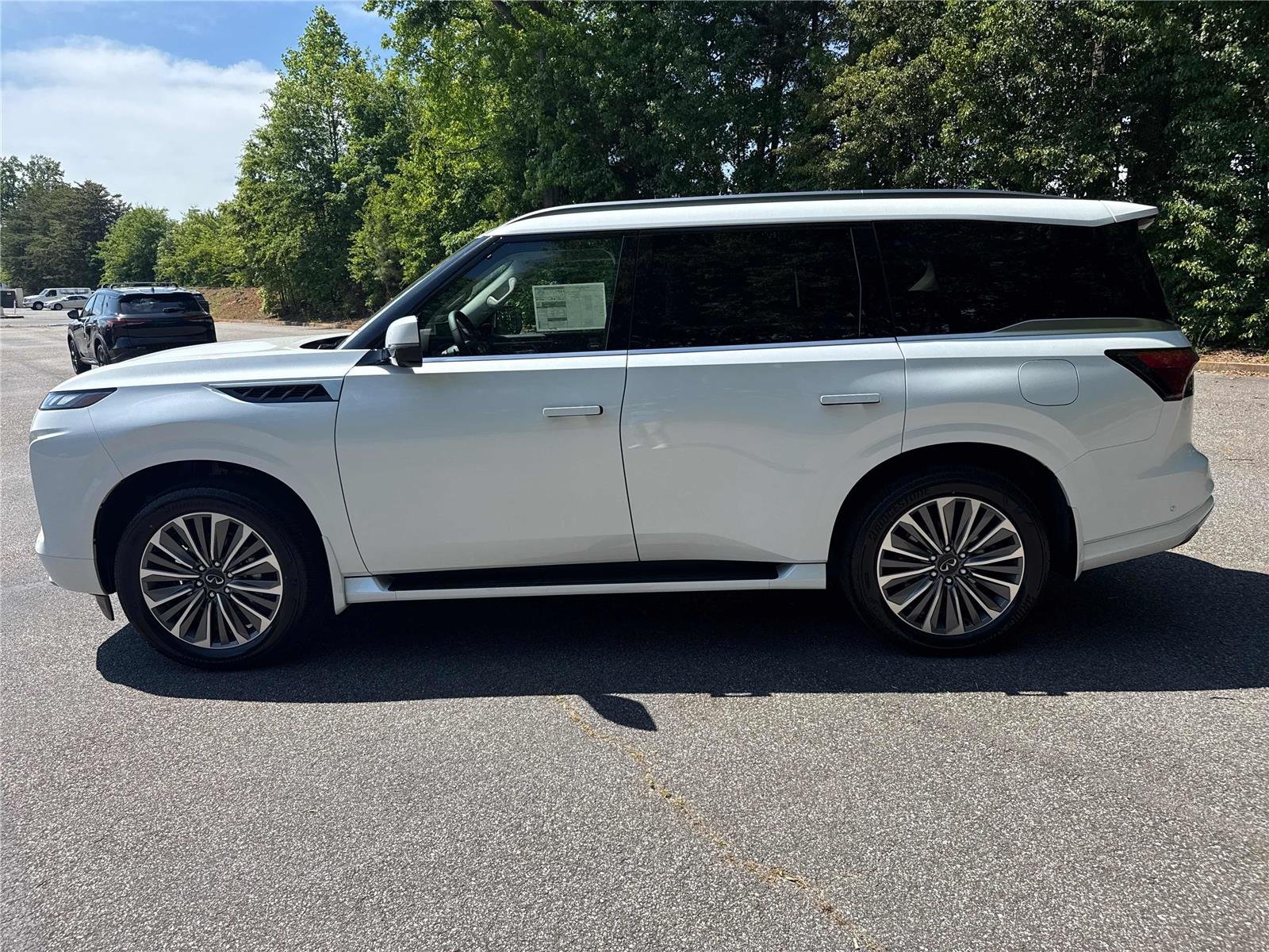 New 2026 RADIANT WHITE INFINITI Luxe 4WD image 9