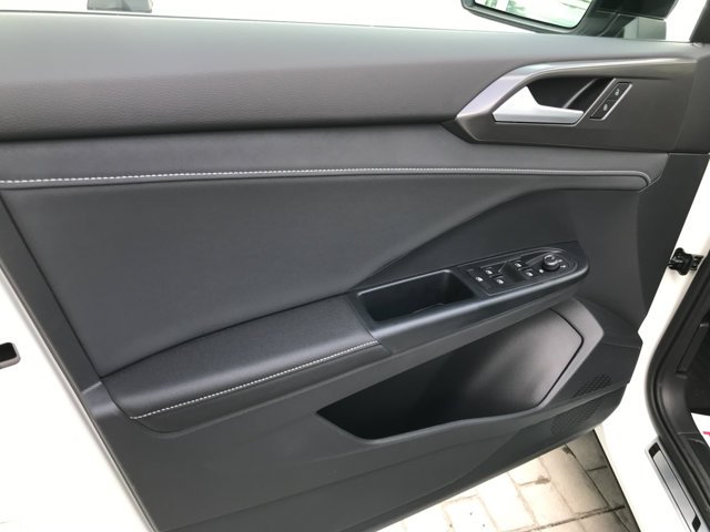 New 2026 Pure White w/Deep Black Roof Volkswagen SE Black image 13