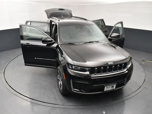 New 2026 Diamond Black Crystal Pearl-Coat Exterior Paint Jeep Limited image 25
