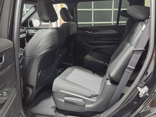 New 2026 Diamond Black Crystal Pearlcoat Jeep Laredo image 6