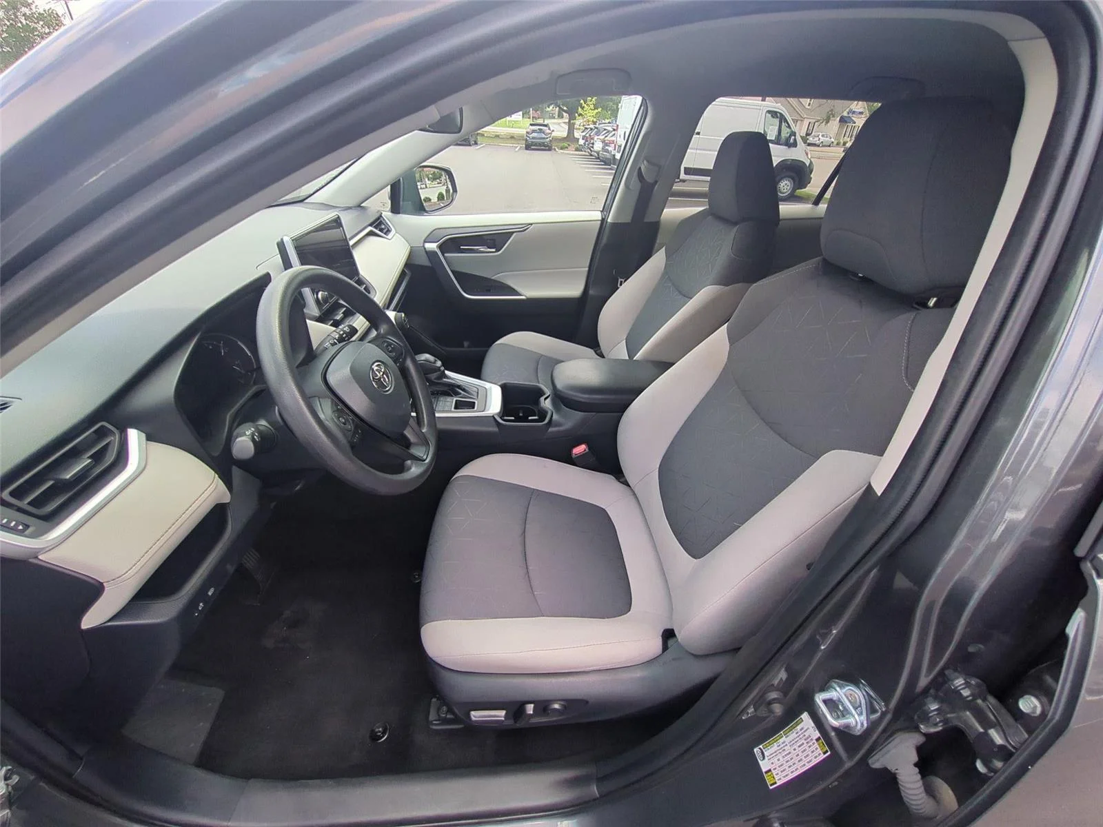 2024 Toyota RAV4 XLE - Photo 27