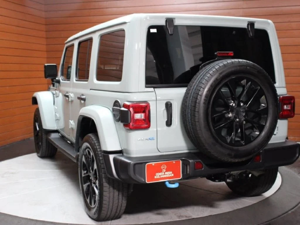 Used 2024 Earl Clearcoat Jeep Sahara 4xe image 24
