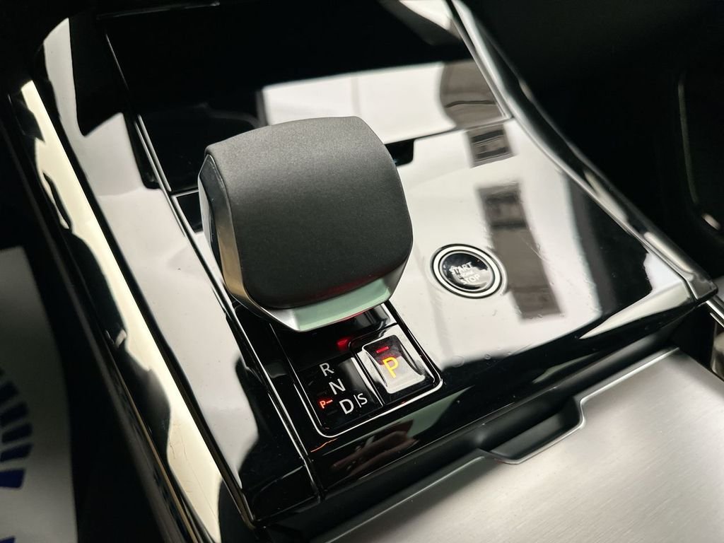 Used 2025 Fuji White Land Rover SE image 17