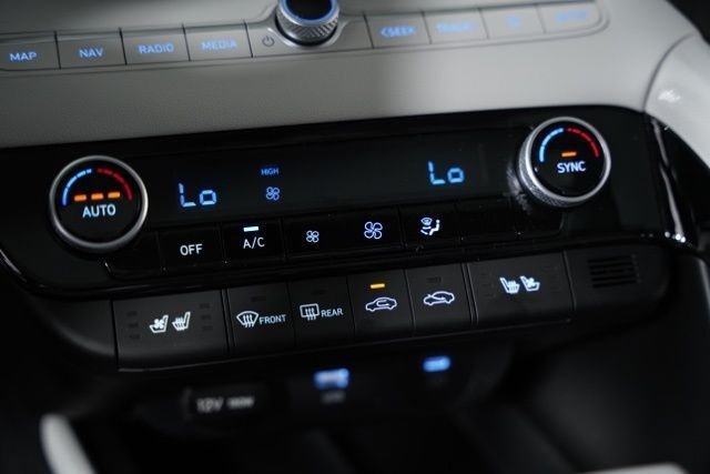 2025 Hyundai Elantra Limited - Photo 10