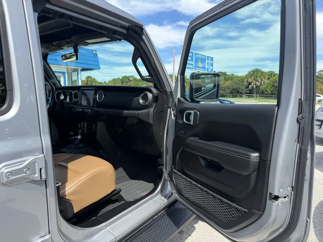 Used 2021  Jeep Unlimited Sahara image 15