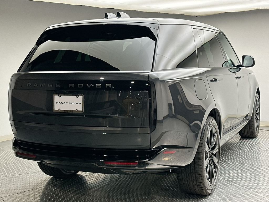 New 2026 Carpathian Gray Premium Metallic Land Rover SE image 3