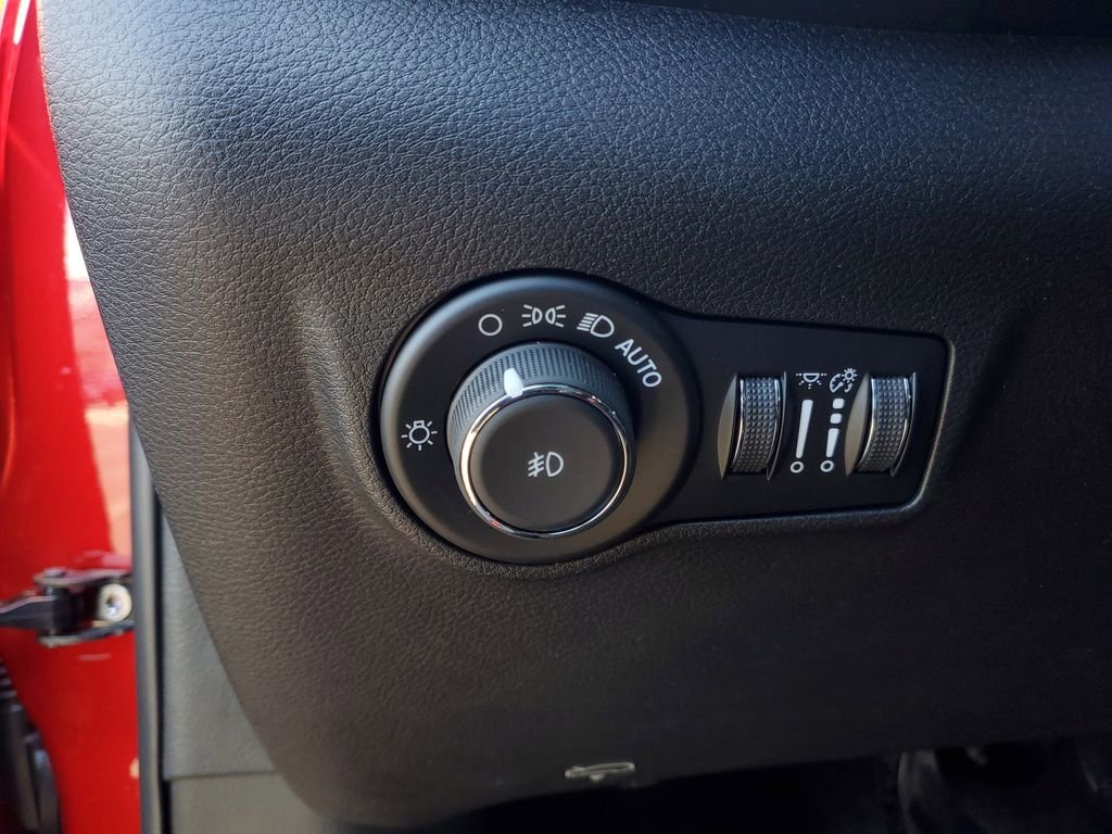 New 2026 Red Hot Pearl-Coat Exterior Paint Jeep Latitude image 17
