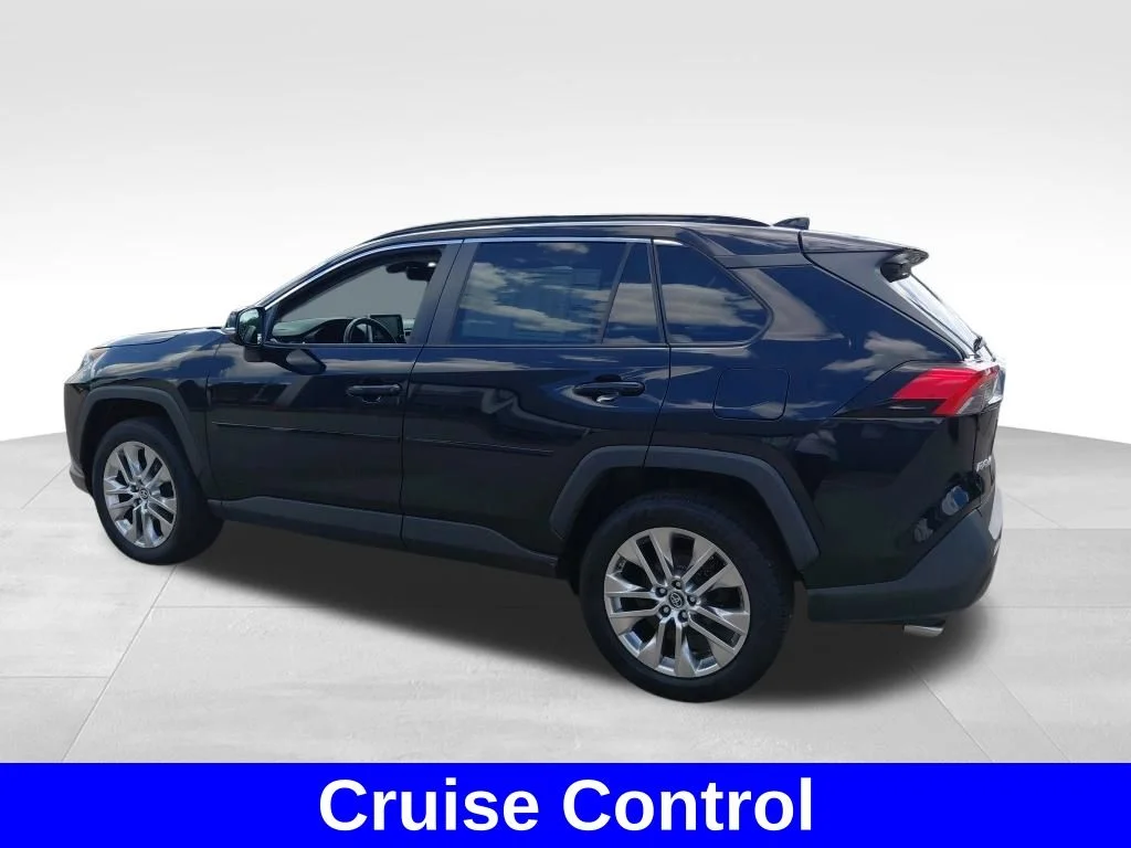 Used 2019 Black Toyota XLE Premium image 24