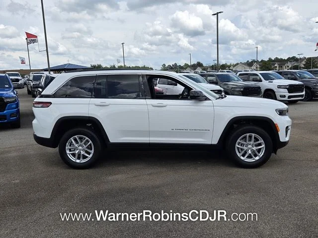 New 2026 Bright White Clear-Coat Exterior Paint Jeep Laredo image 14
