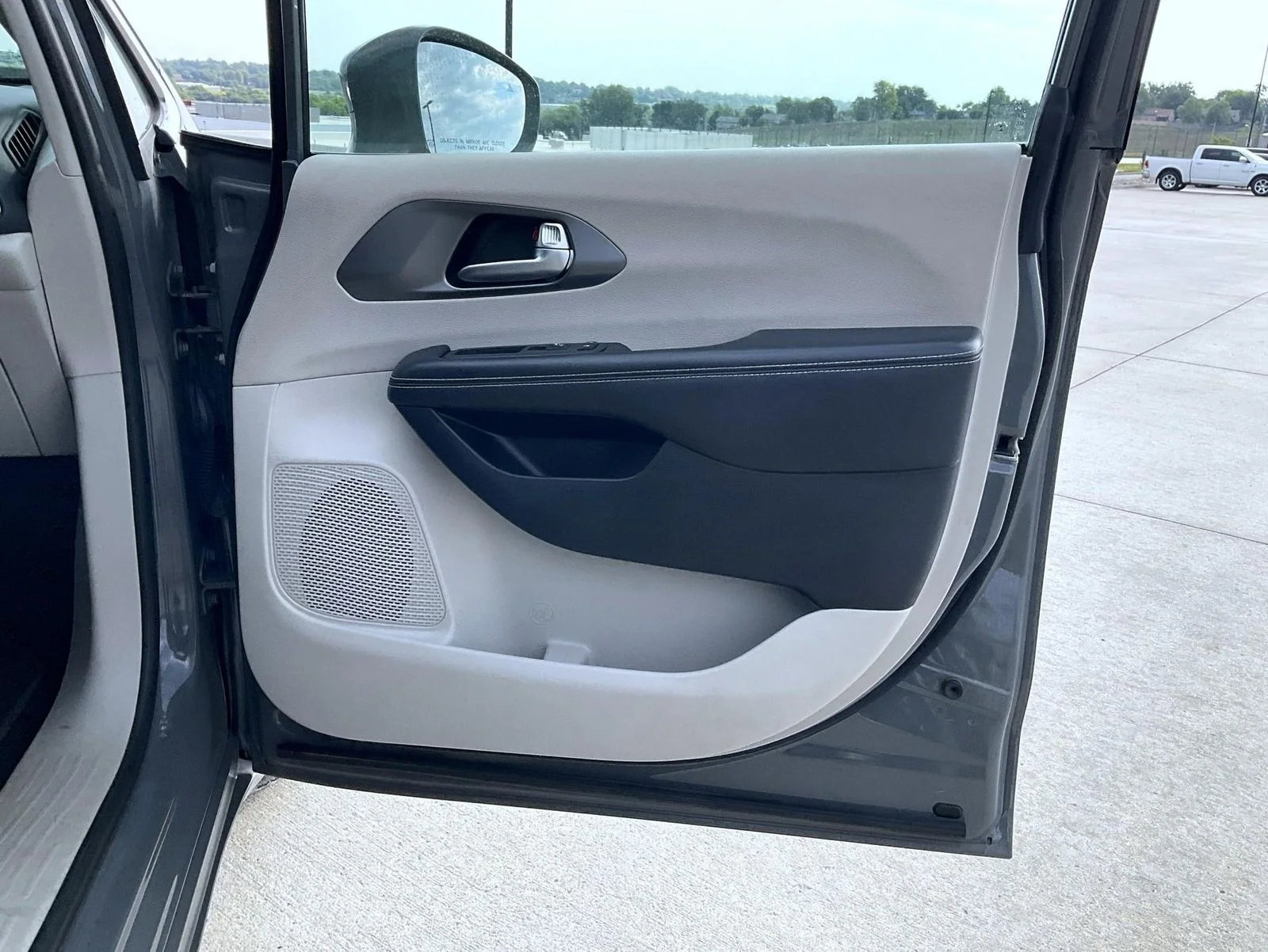 Used 2022 White Chrysler Touring L image 17