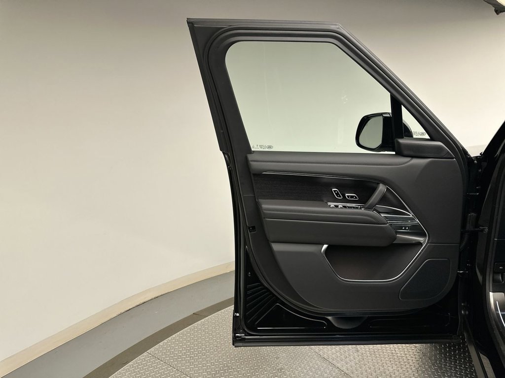 New 2027 Santorini Black Land Rover SE image 9
