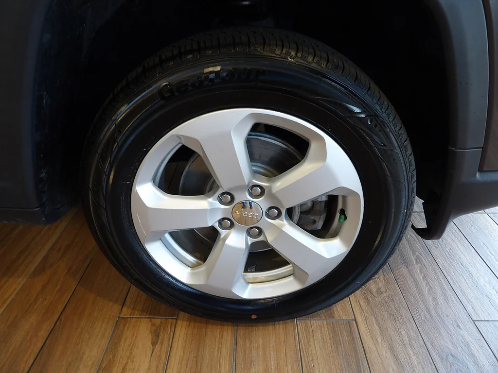 Used 2021 Granite Crystal Metallic Clear Coat Jeep Latitude image 4