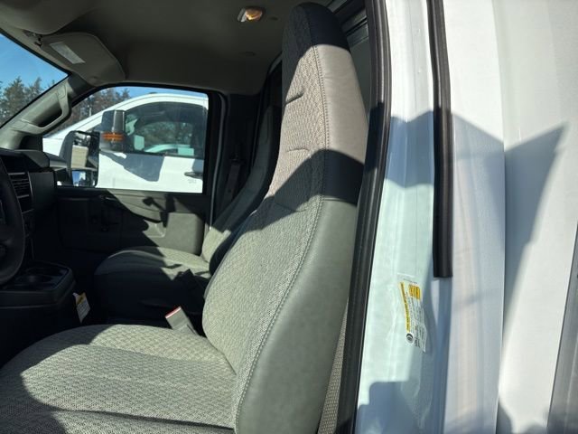 New 2025 Summit White Chevrolet 2WT image 10