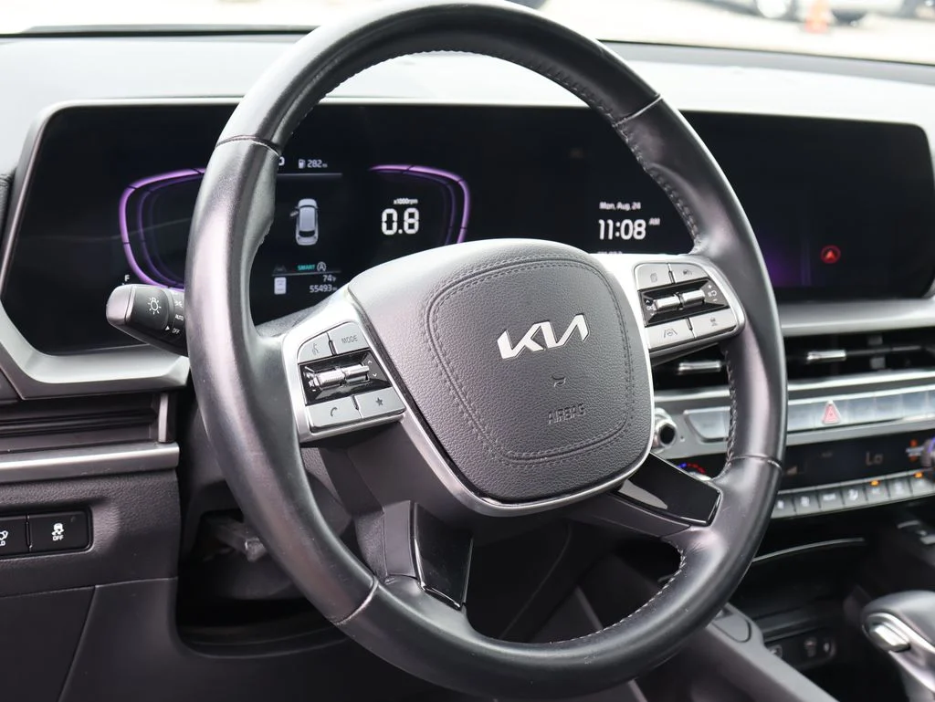 Used 2025 White Kia S image 25