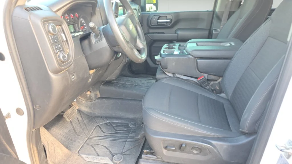 Used 2025 White Chevrolet Custom image 15