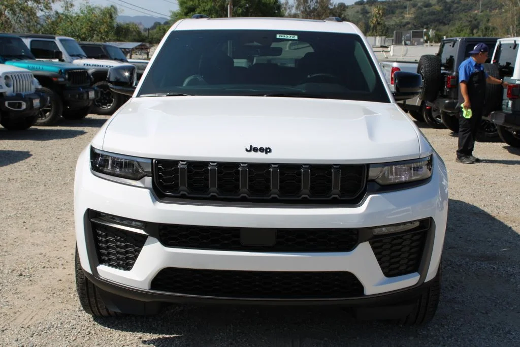 New 2026 Bright White Clear-Coat Exterior Paint Jeep Limited image 2