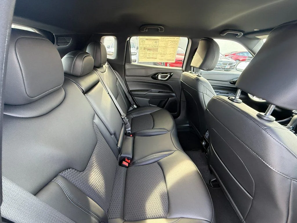 New 2026 White Jeep Latitude image 8