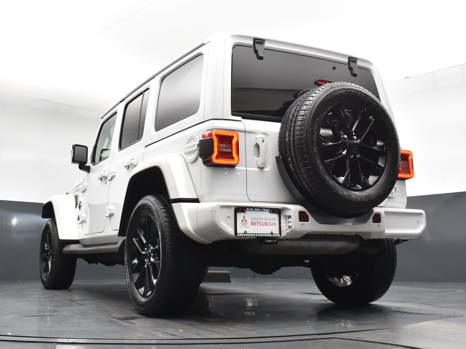 Used 2022 Bright White Clearcoat Jeep Unlimited High Altitude image 24