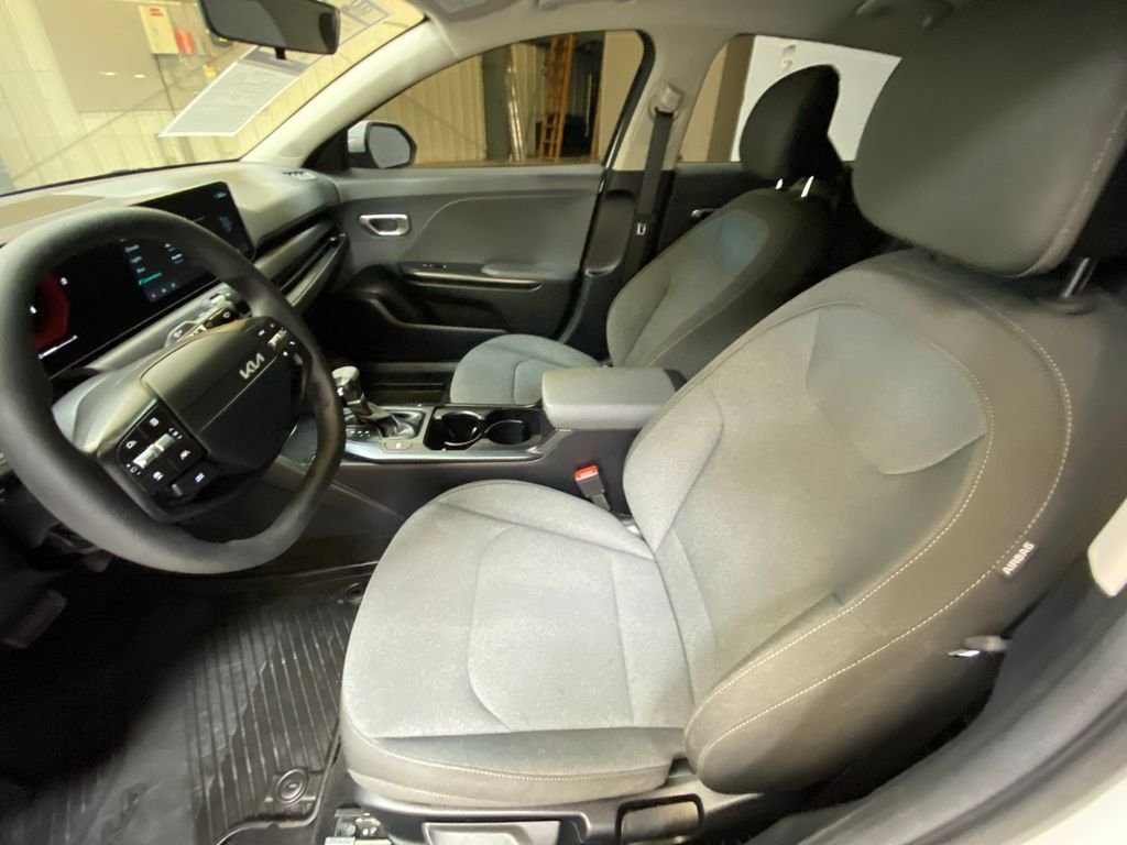 Used 2025 White Kia LXS image 21