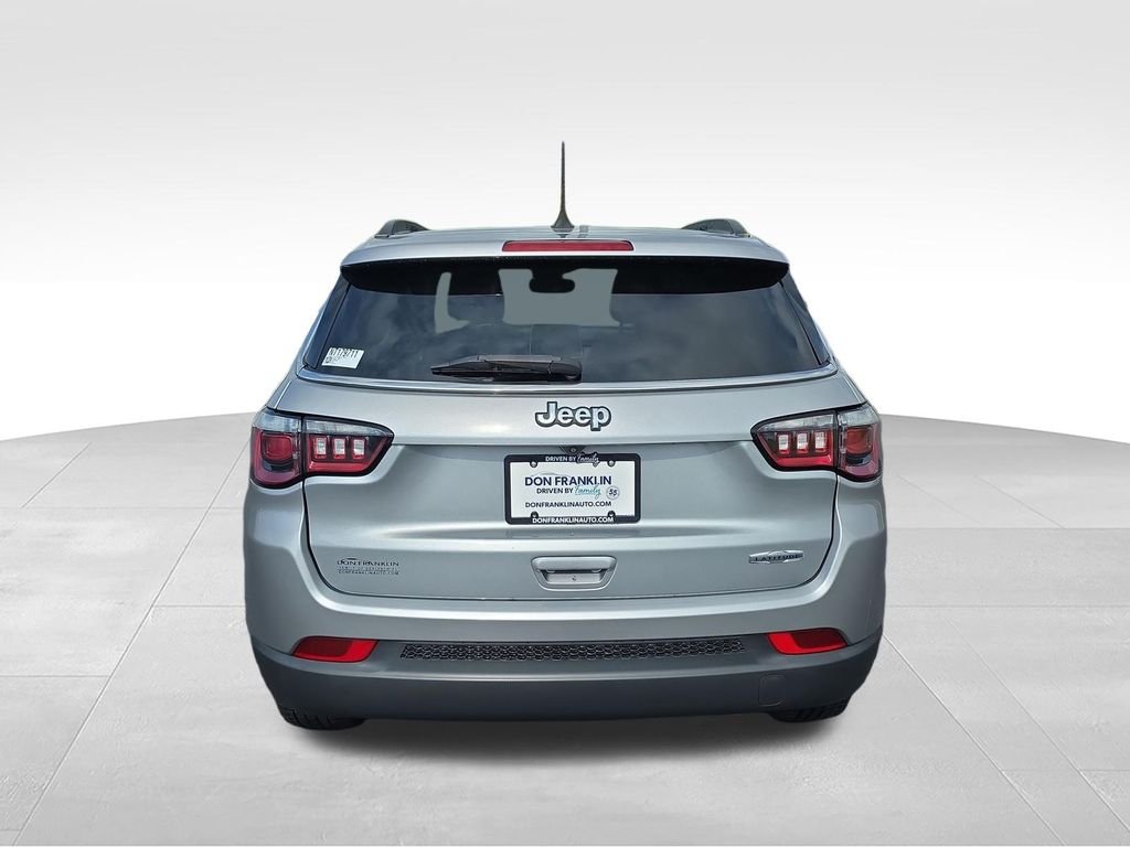 Used 2022 Silver Jeep Latitude image 5