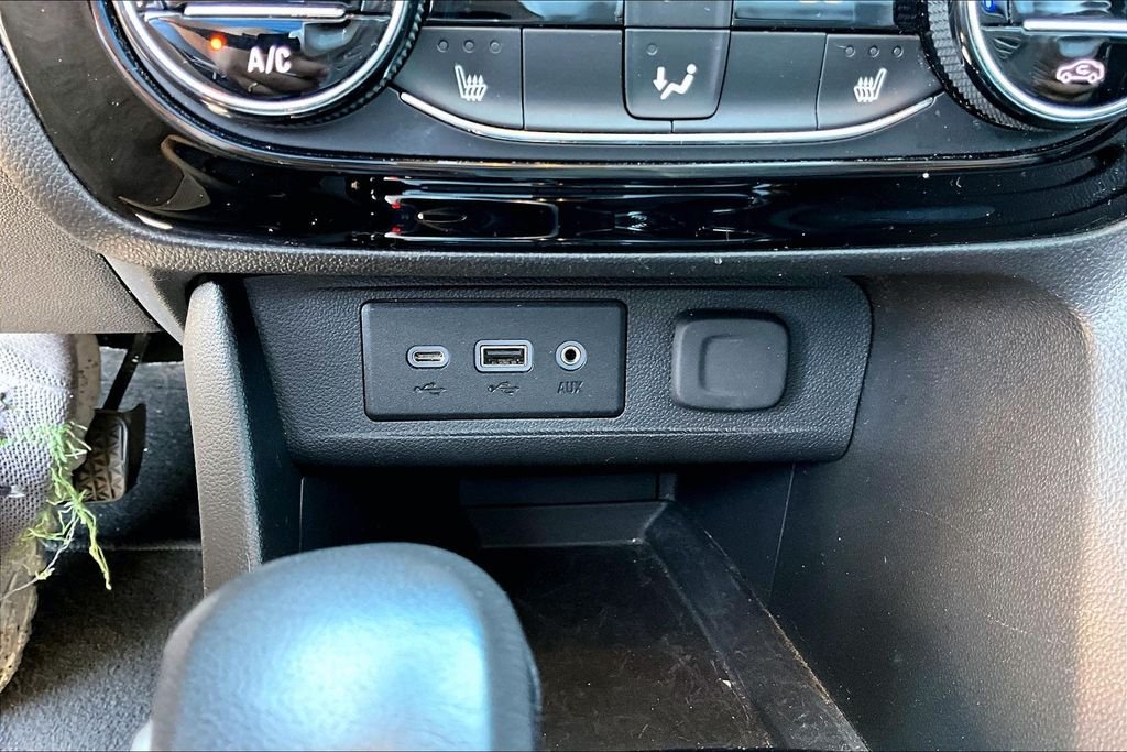 Used 2022 Red Buick Select image 26