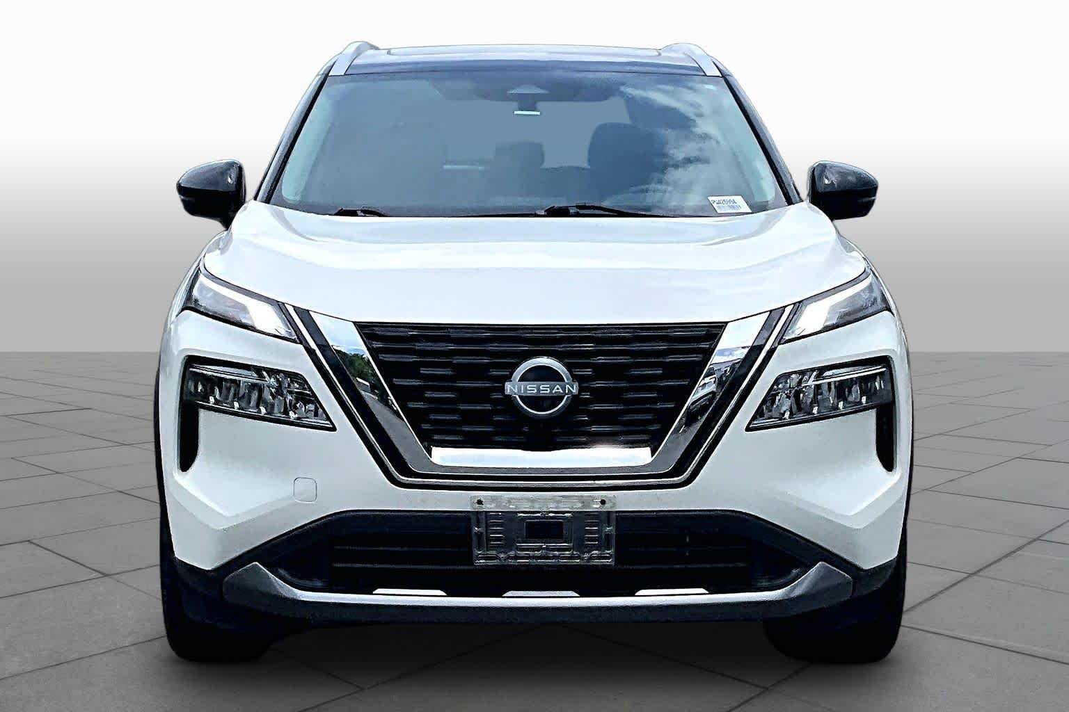 Used 2023 Pearl White Tricoat/Super Black Nissan SL image 7