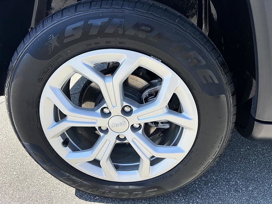 Used 2024 Silver Zynith Metallic Clearcoat Jeep Latitude image 11