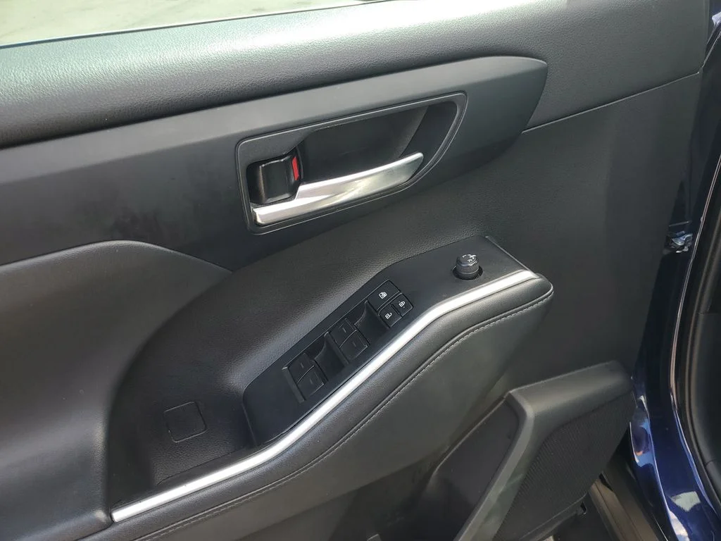 Used 2022  Toyota XLE image 11