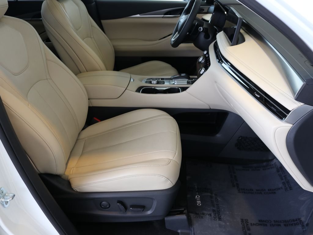 Used 2023 White INFINITI LUXE image 47