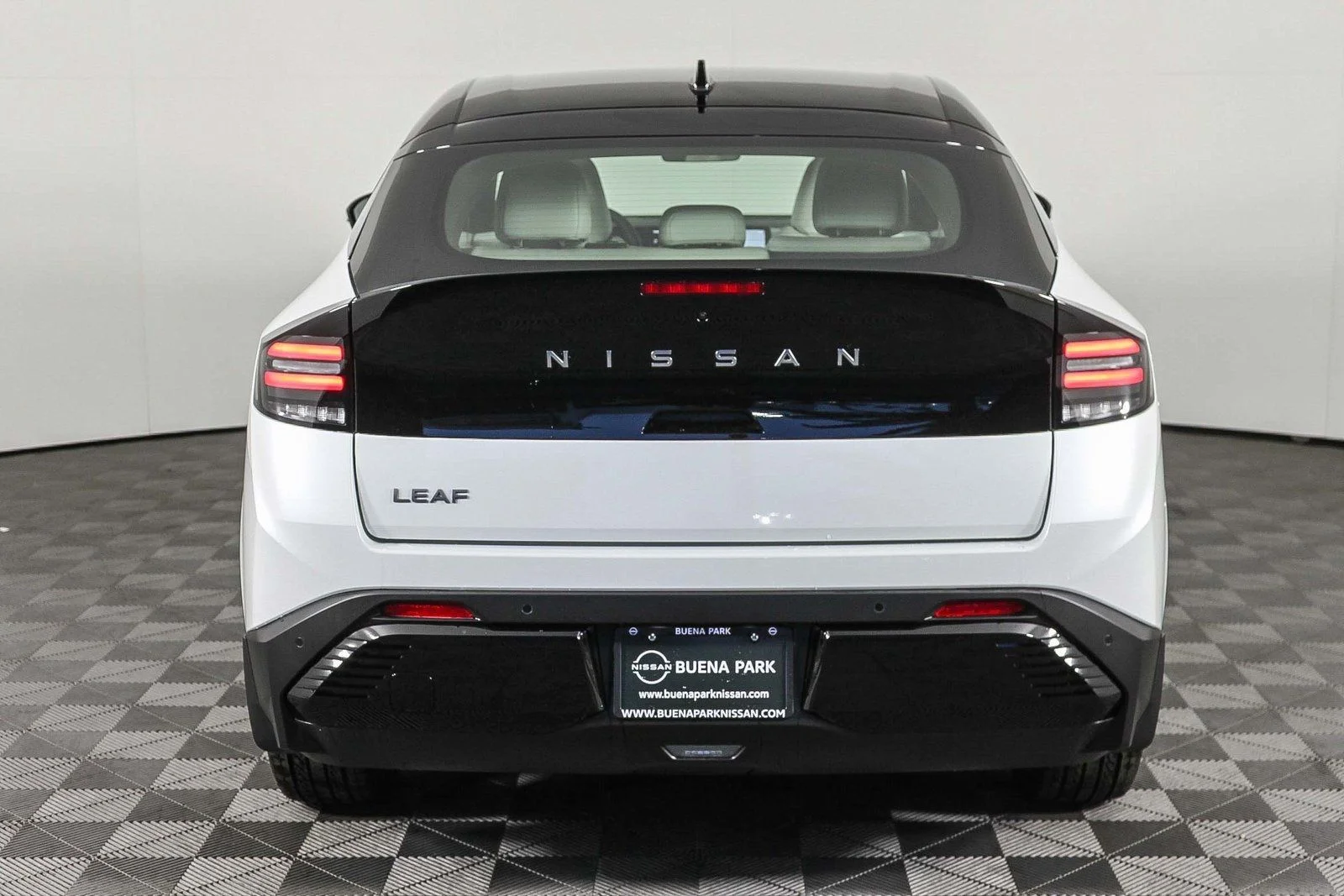 New 2026 Everest White Pearl TriCoat / Super Black Two-tone Nissan SV+ image 7