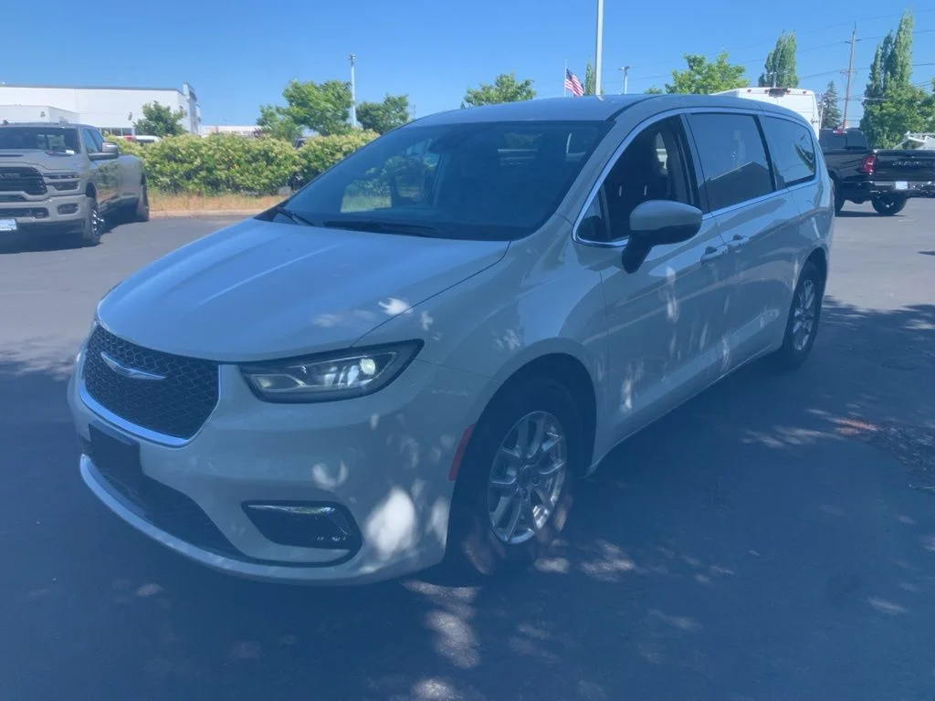 2023 Chrysler Pacifica Touring L's photo
