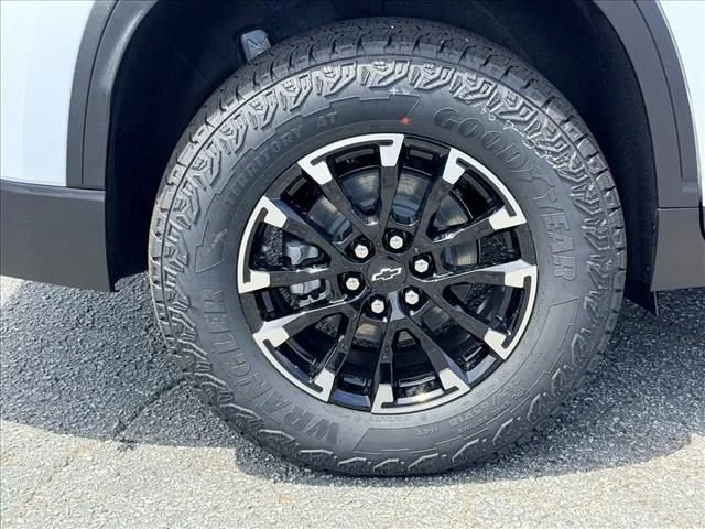 New 2026 Polar White Tricoat Chevrolet Z71 image 33