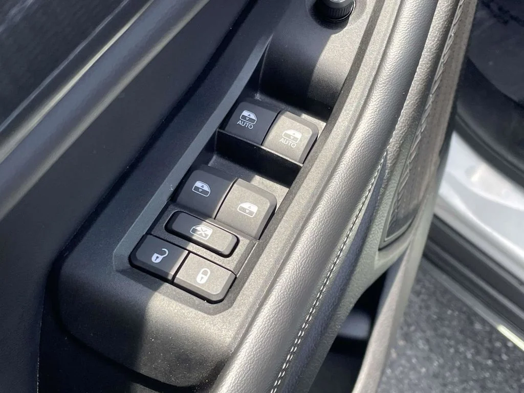 Used 2025 Silver Jeep Altitude image 25