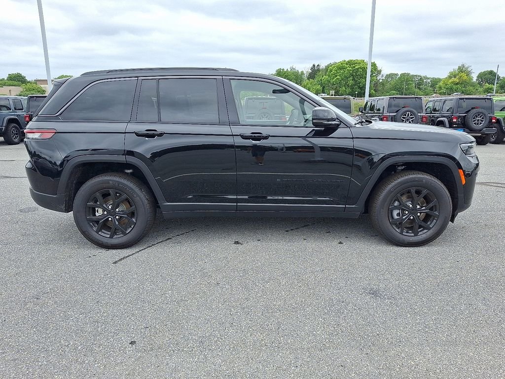 New 2026 Diamond Black Crystal Pearlcoat Jeep Altitude image 5