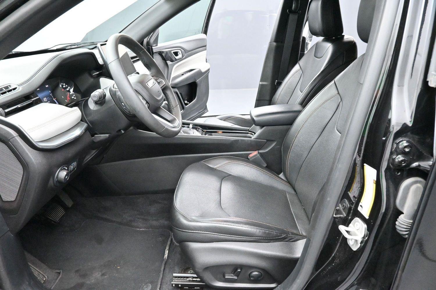 Used 2023 Diamond Black Crystal Pearlcoat Jeep Limited image 12