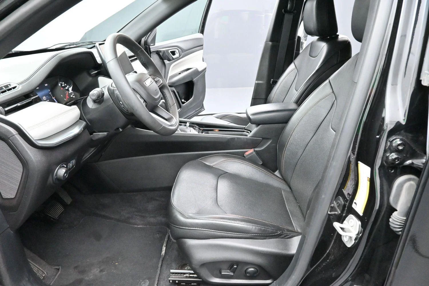 Used 2023 Diamond Black Crystal Pearlcoat Jeep Limited image 12