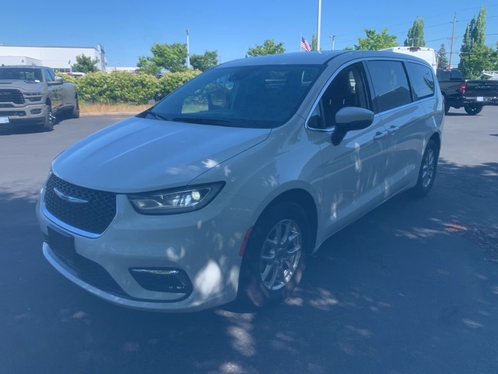 2023 Chrysler Pacifica Touring L's photo