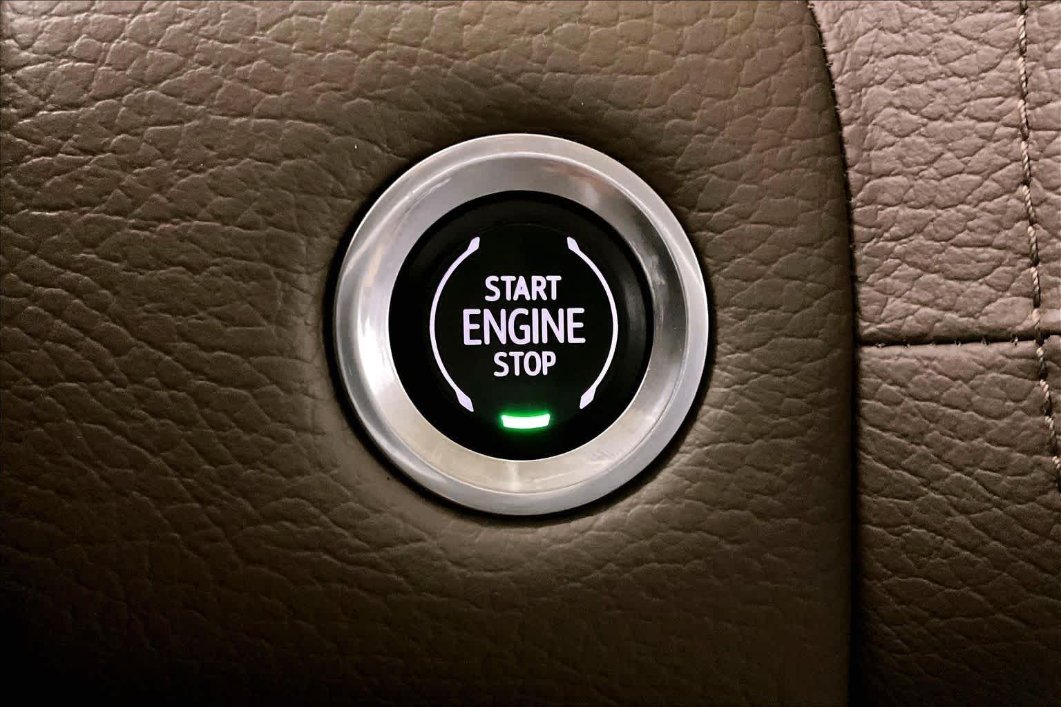 Used 2021 White Frost Tricoat GMC Denali image 31