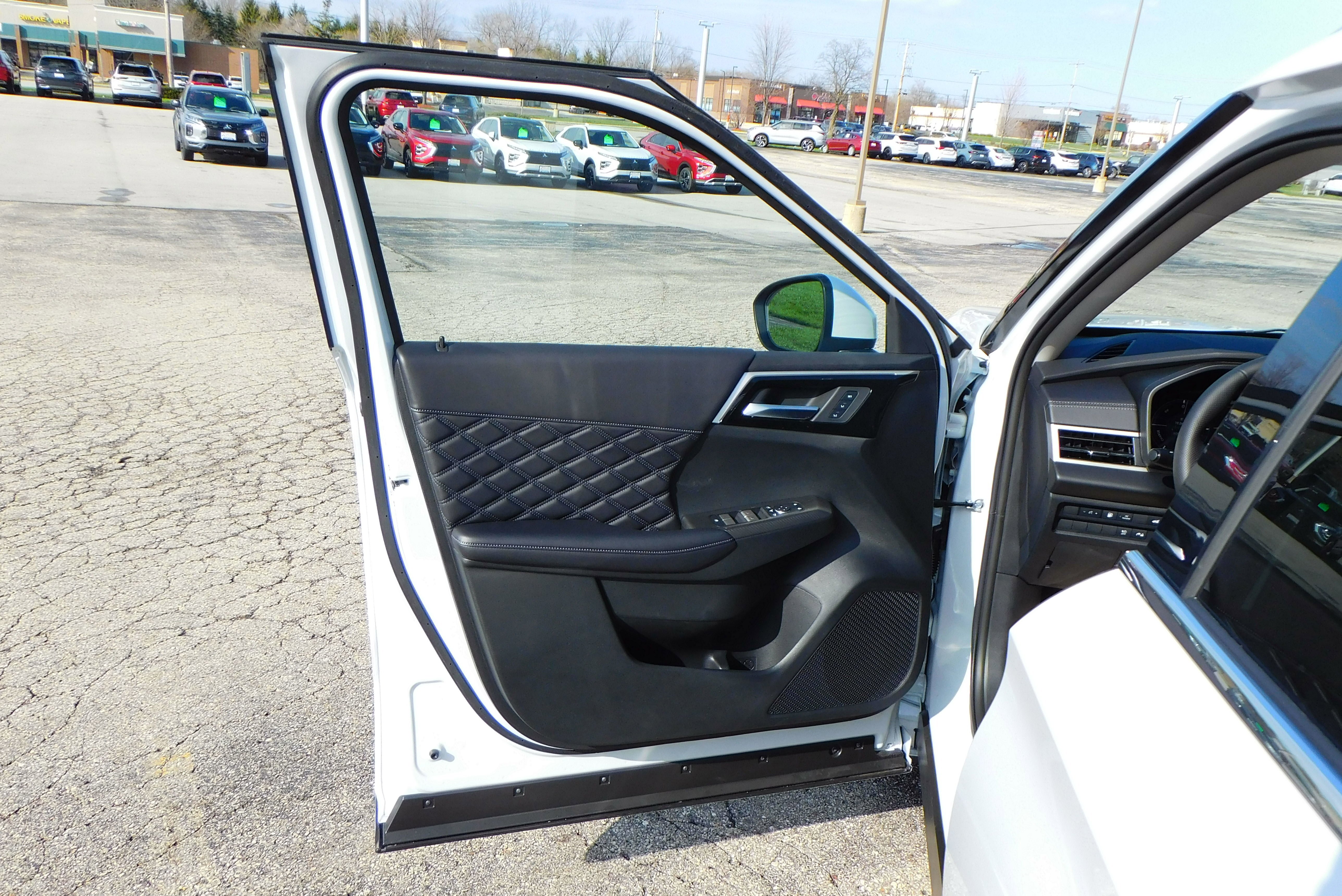 Used 2025 WHITE DIMD Mitsubishi SEL Platinum Edition image 15