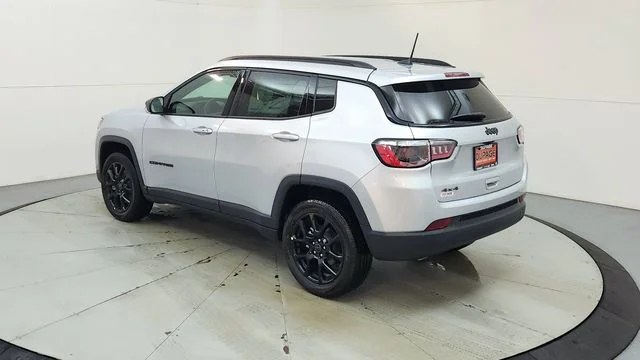 New 2026 Silver Zynith Metallic Clearcoat Jeep Latitude image 7