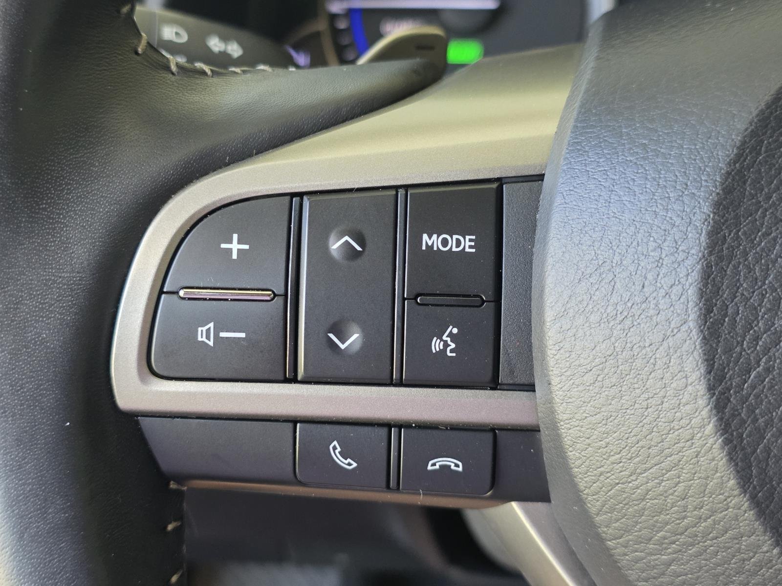 Used 2020 Silver Lexus 450h image 26