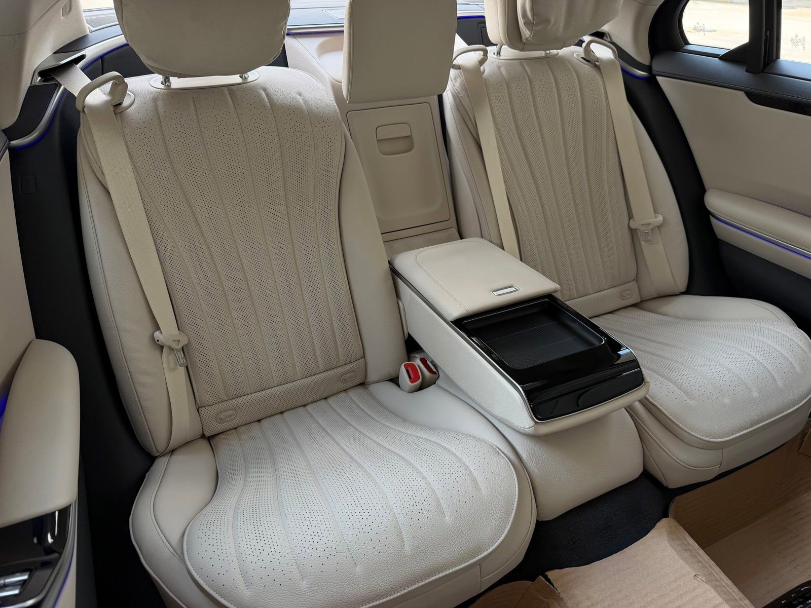 New 2026 MANUFAKTUR Moonlight White Metallic Mercedes-Benz S 500 image 39