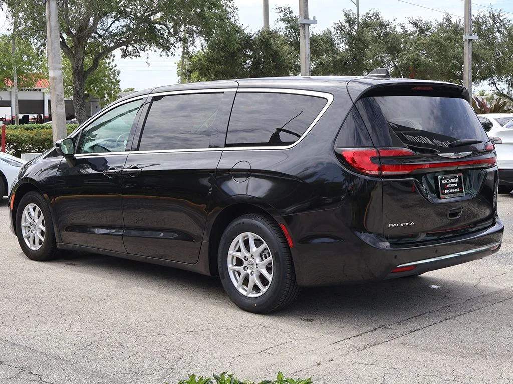 Used 2023 Black Chrysler Touring L image 7