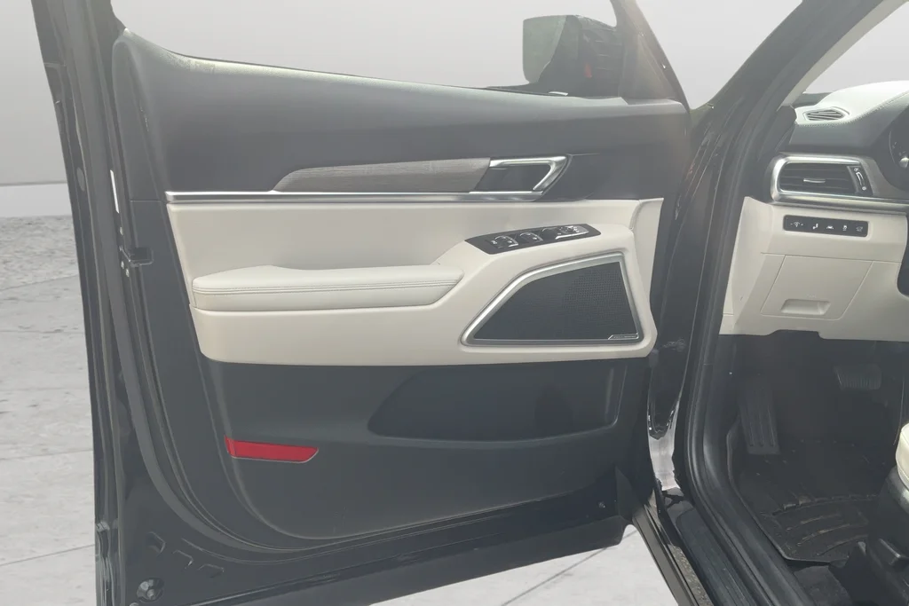 Used 2022 Black Kia EX image 11