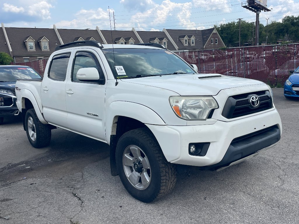 Used 2015 Super White Toyota Base V6 (A5) image 1