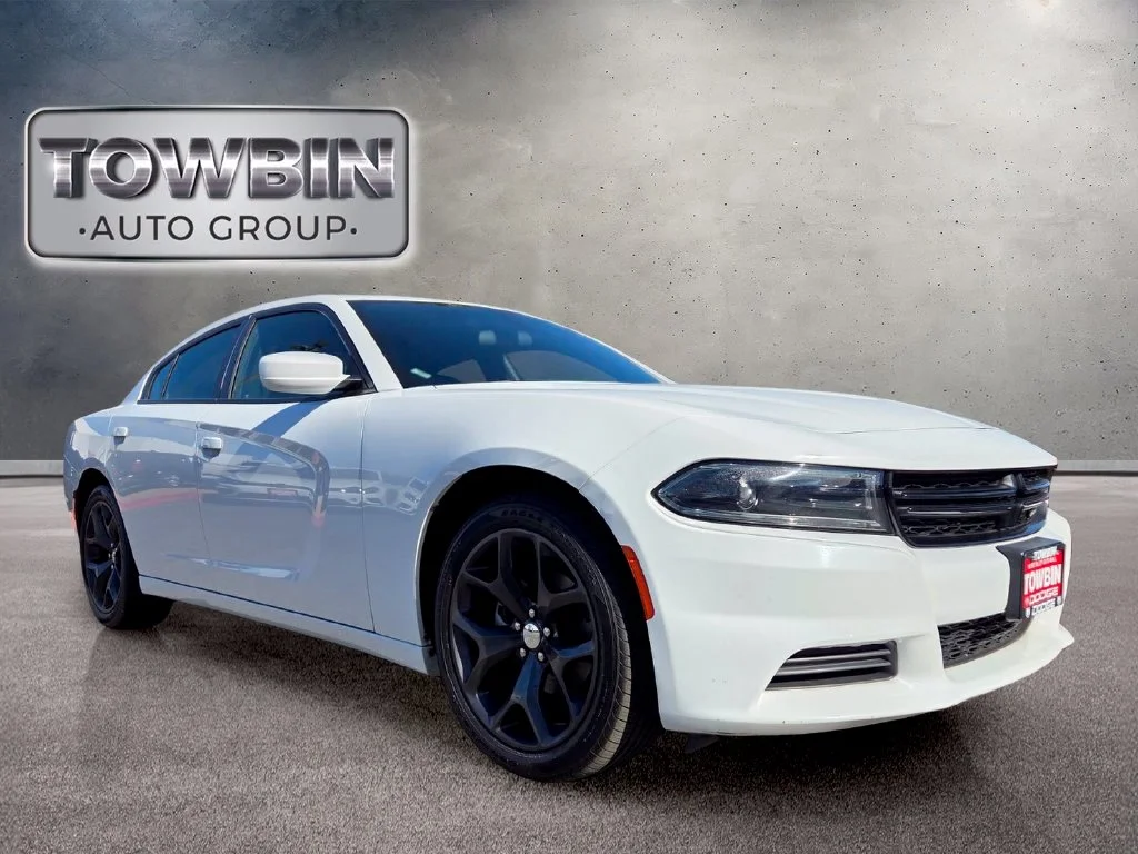Used 2022 White Dodge SXT image 2