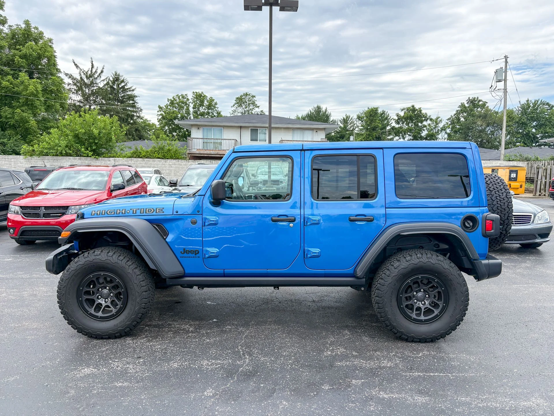 Used 2023 Blue Jeep High Tide image 5